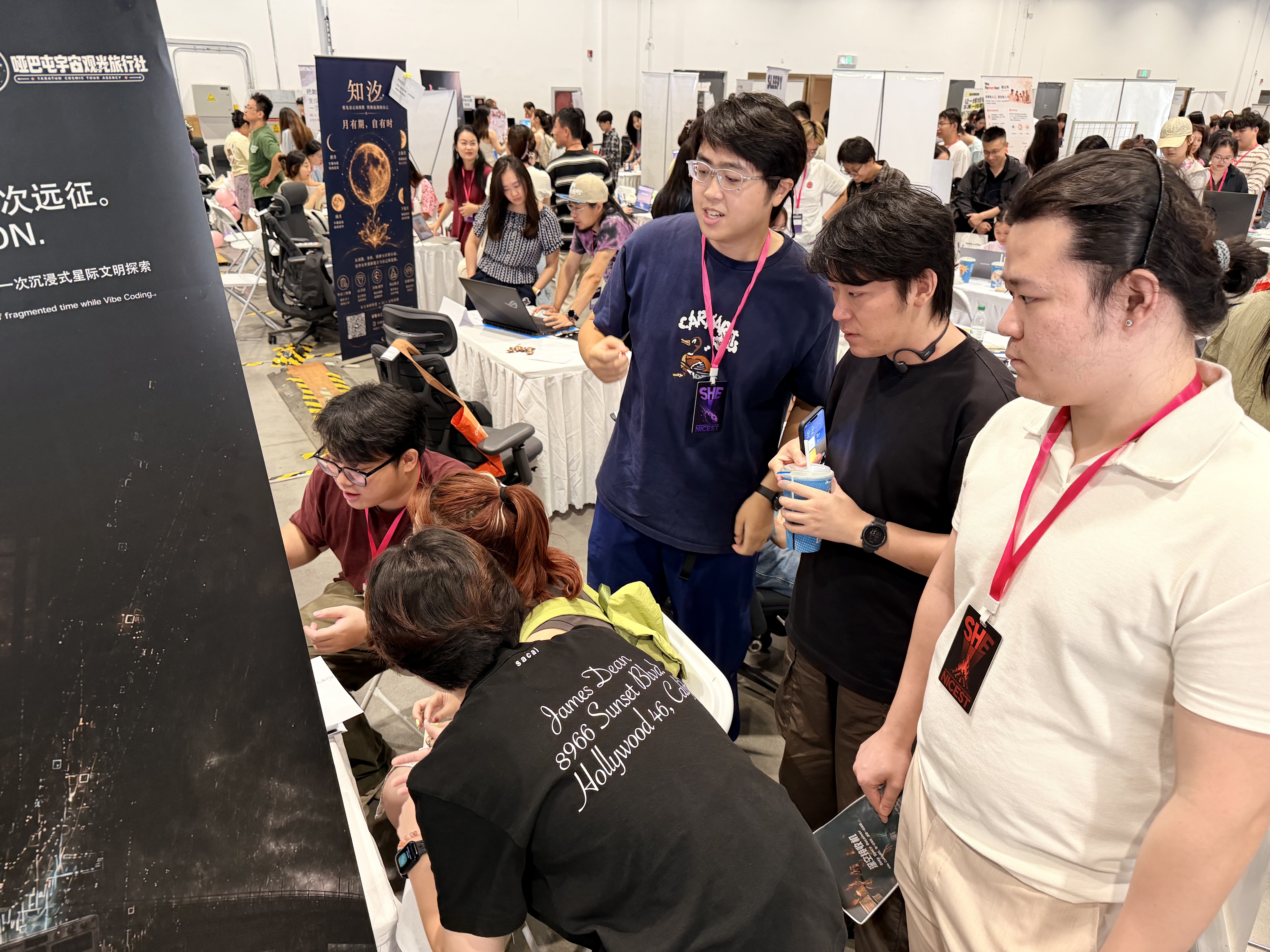 参观者围绕《深空接收机》展位交流