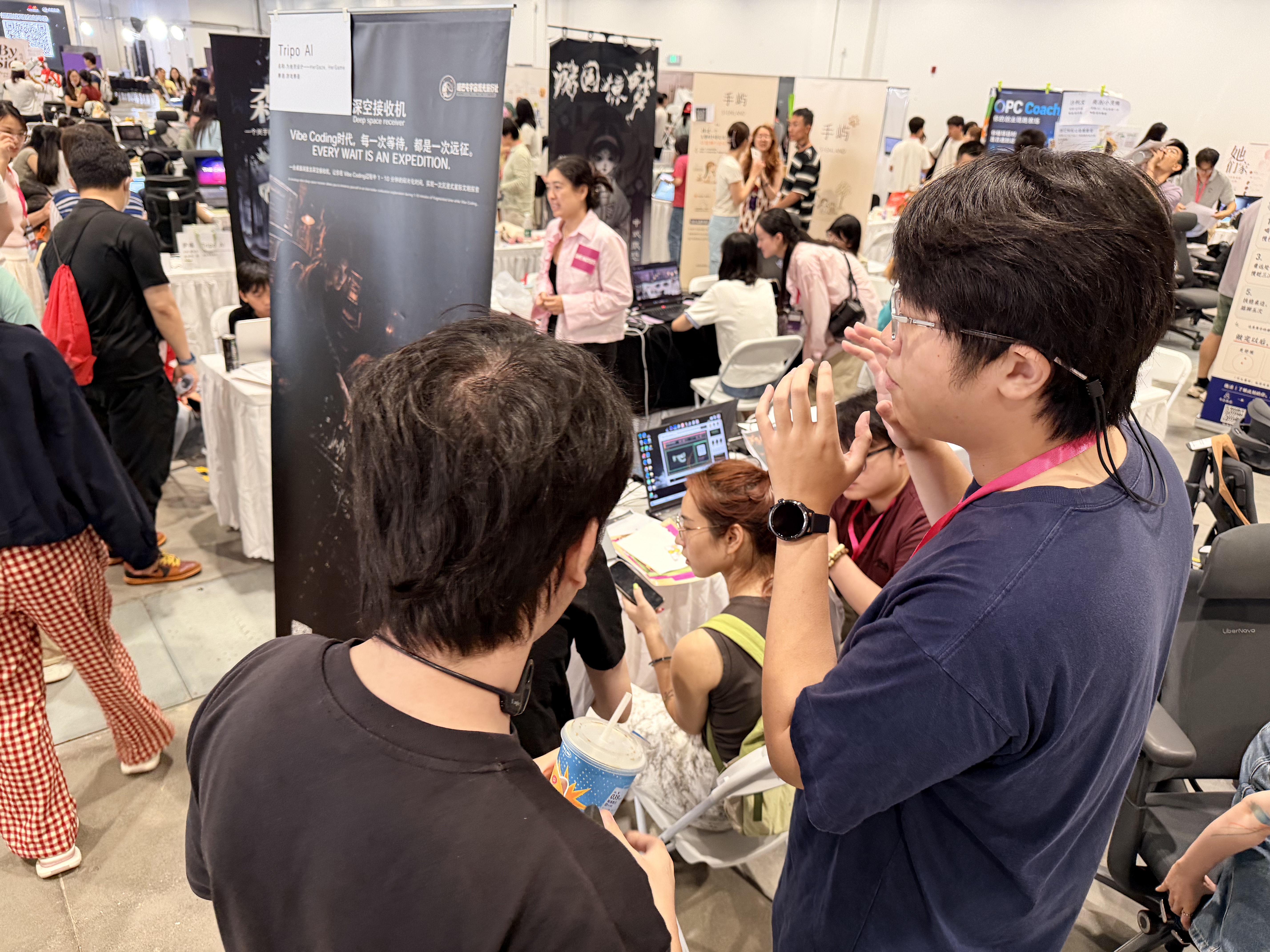 OOO Studio 成员在展位介绍《深空接收机》